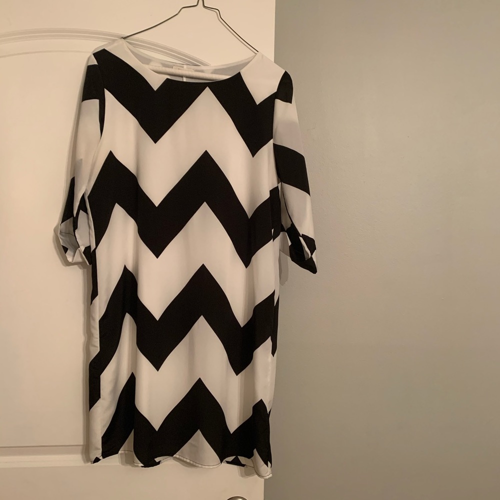 Chevron black and white dress. Size small.